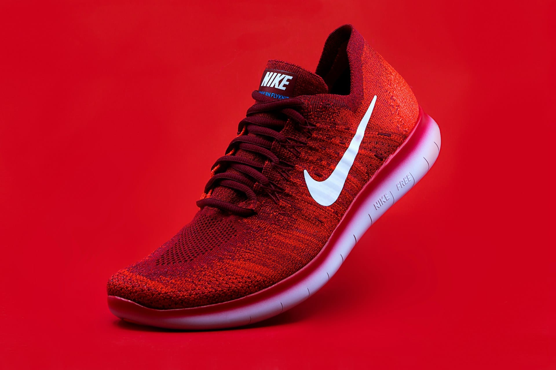 Sneaker dramatisch inszeniert